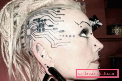 Fille avec un tatouage cyberpunk